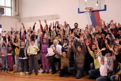 Vlade Divac, predsednik OKS sa decomu Stragarima 2